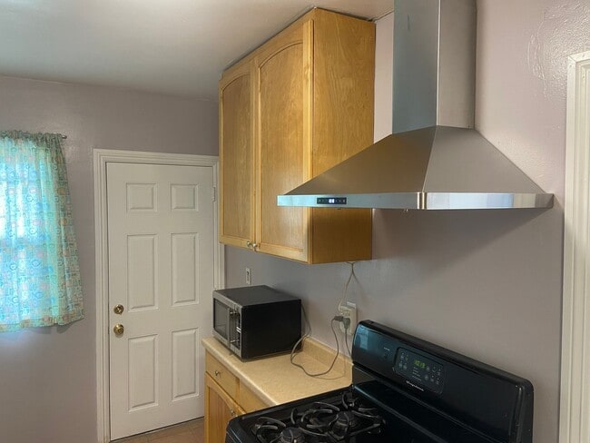 Building Photo - 2 Bedroom House for RENT with Garage and e...