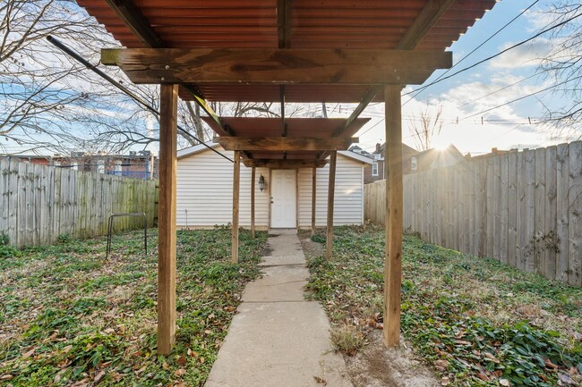 Building Photo - Crazy Deal!! 3 BED 3 BATH | Half a mile fr...