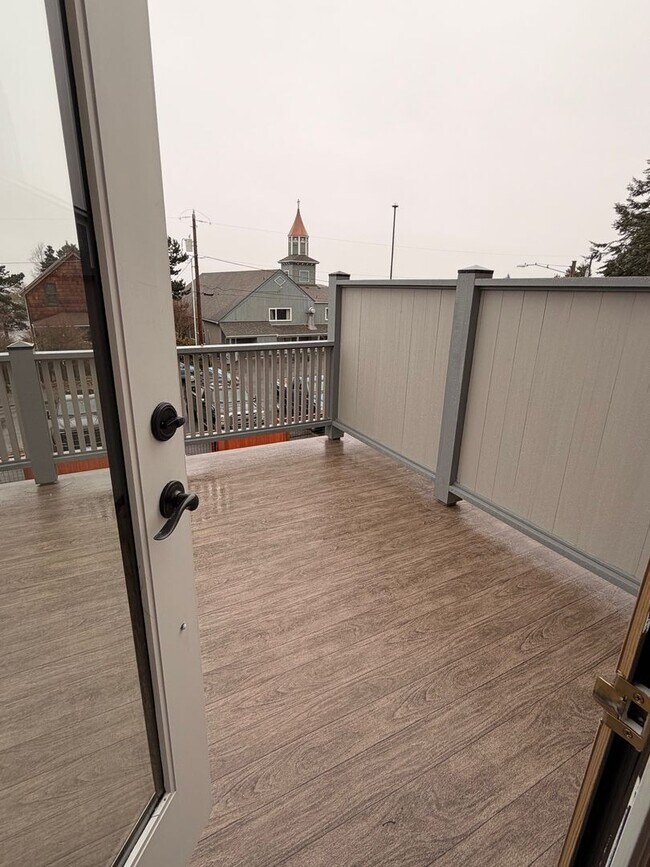 Building Photo - 3356/3372/3376 Franklin Ave.