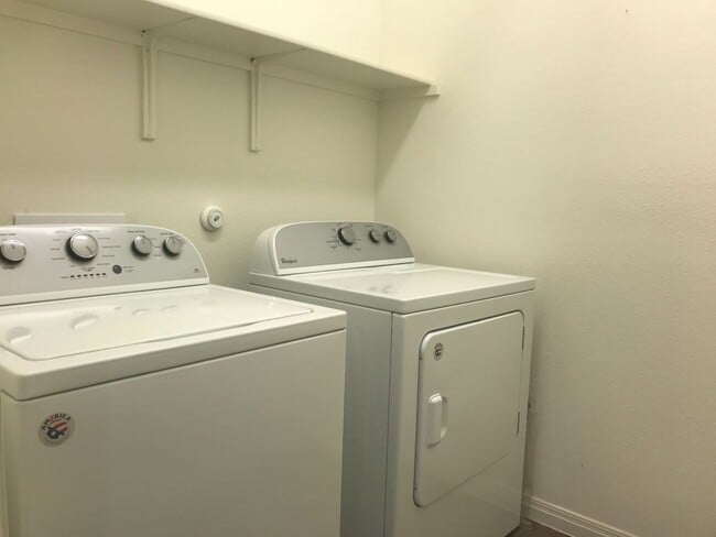 Building Photo - Great 3/2 in Presidential Meadows