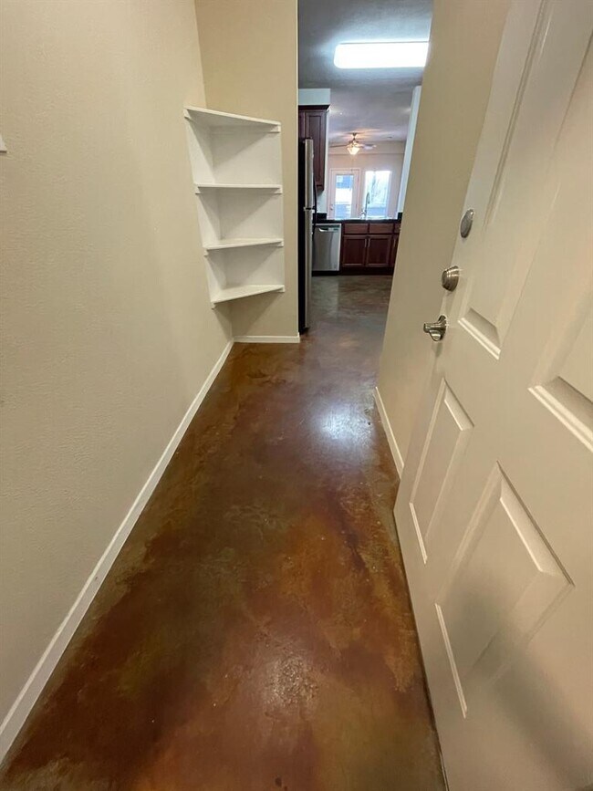 Building Photo - 910 W 25th St