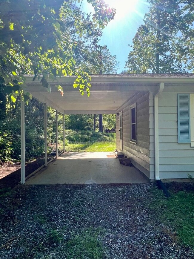 Building Photo - 3 Bedroom home for rent in Hendersonville!