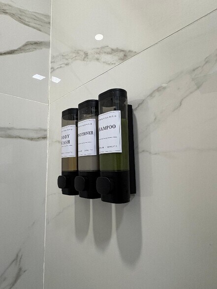 Building Photo - 804 Royal Palm Dr