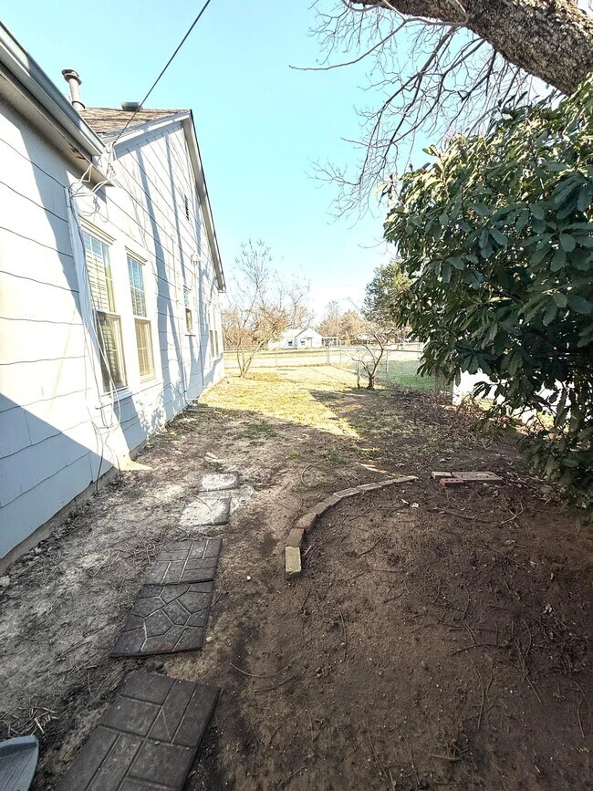 Building Photo - 1329 Hargrove St