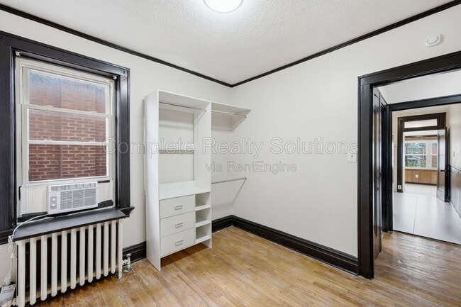 Building Photo - 5055 Lindenwood Ave