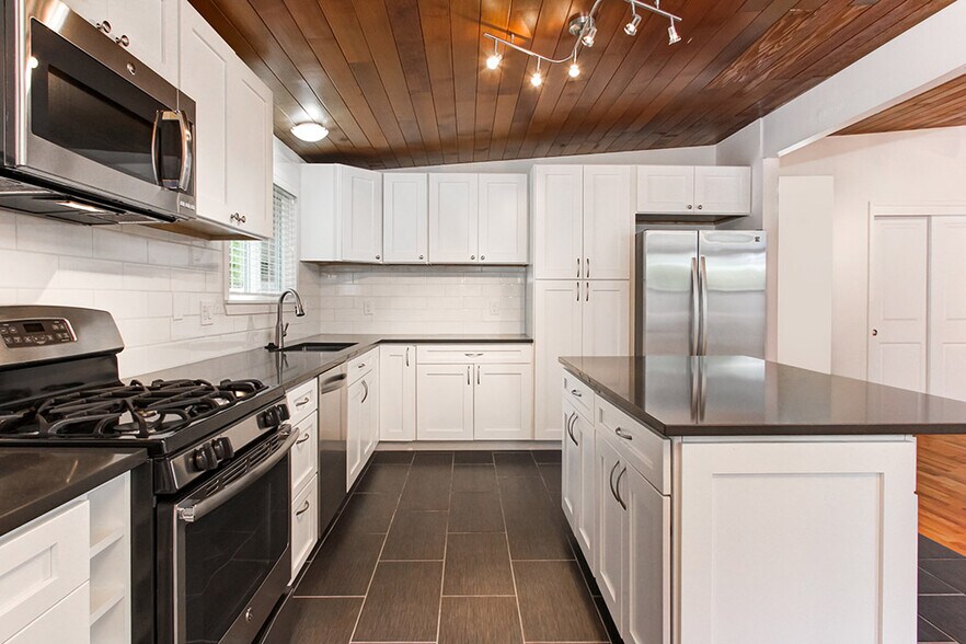 Building Photo - 10804 NE 47th St