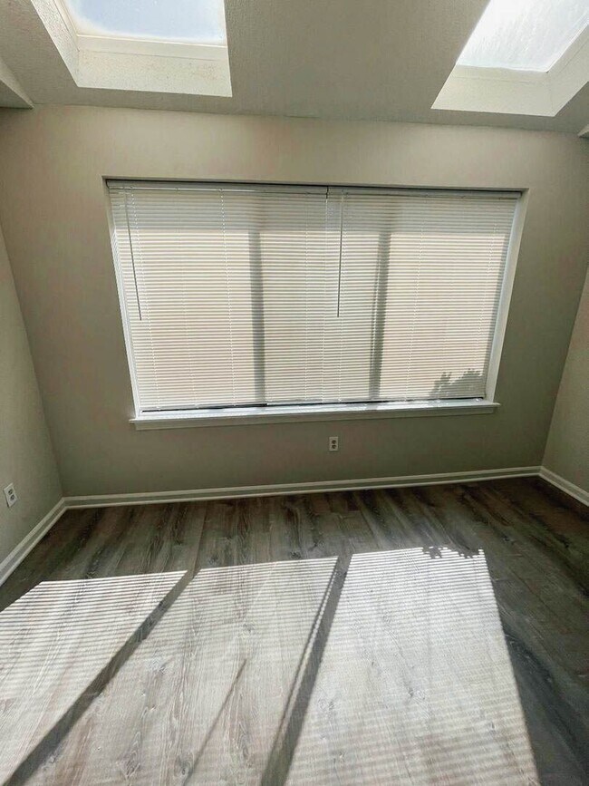 Building Photo - Beautifully Renovated 1bd Condo
