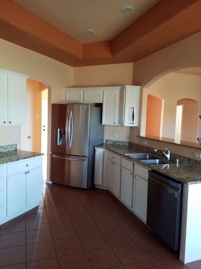 Building Photo - Large 3 Bedroom, 2 Bath Home