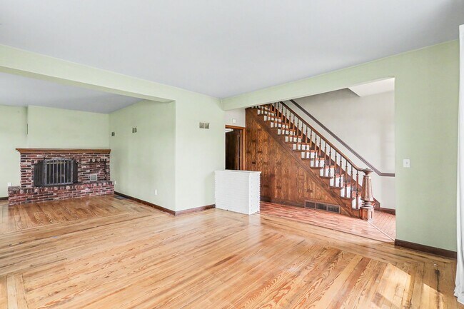 Building Photo - For Rent – 4 Bed 2 Bath Home