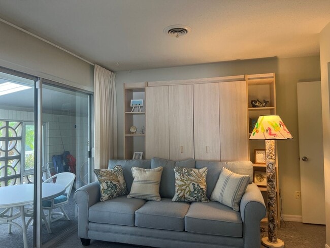 Building Photo - Venice, FL 1BD + Den/2BA Condo in Sea Villas