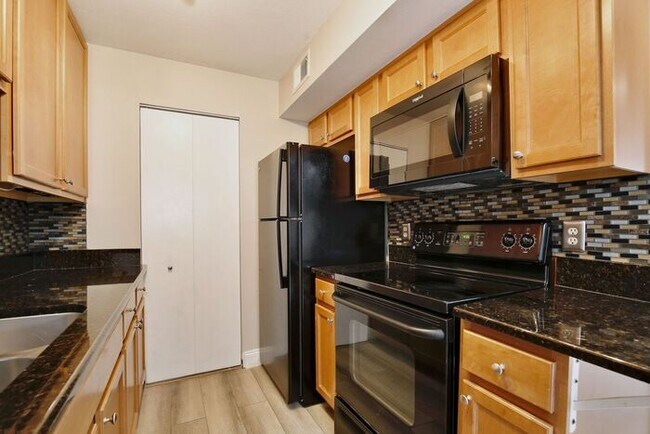 Building Photo - Charming First-Floor 1BR in Audubon Park · In-Unit Laundry · Community Pool with Lake Druid View ...