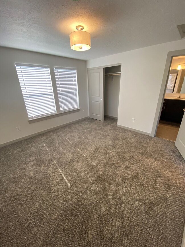 Building Photo - 16474 Carter Ct