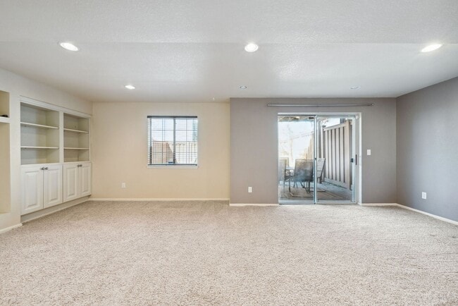 Building Photo - 2 Bedroom townhome in Denver