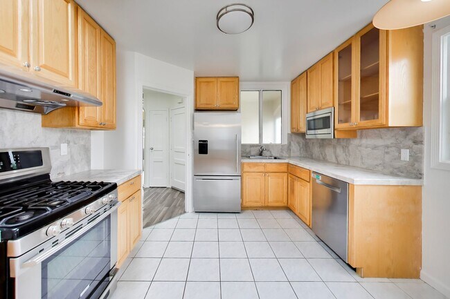 Building Photo - Bright Corner Home with Family Room, Yard & Laundry in Prime Sunset Location!