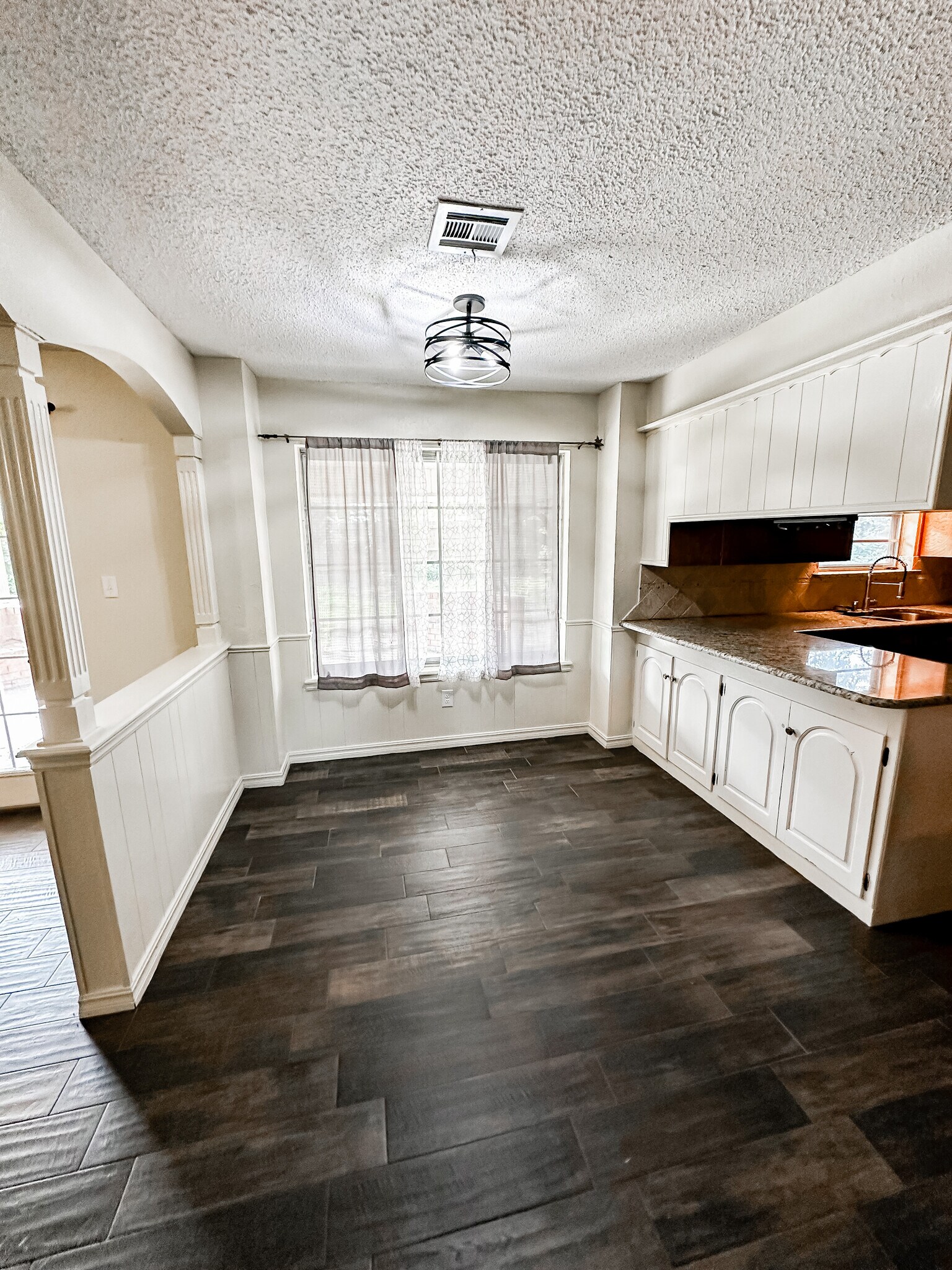 Building Photo - 1118 NW Becontree Dr