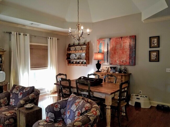 Building Photo - 213 Cherrybark St