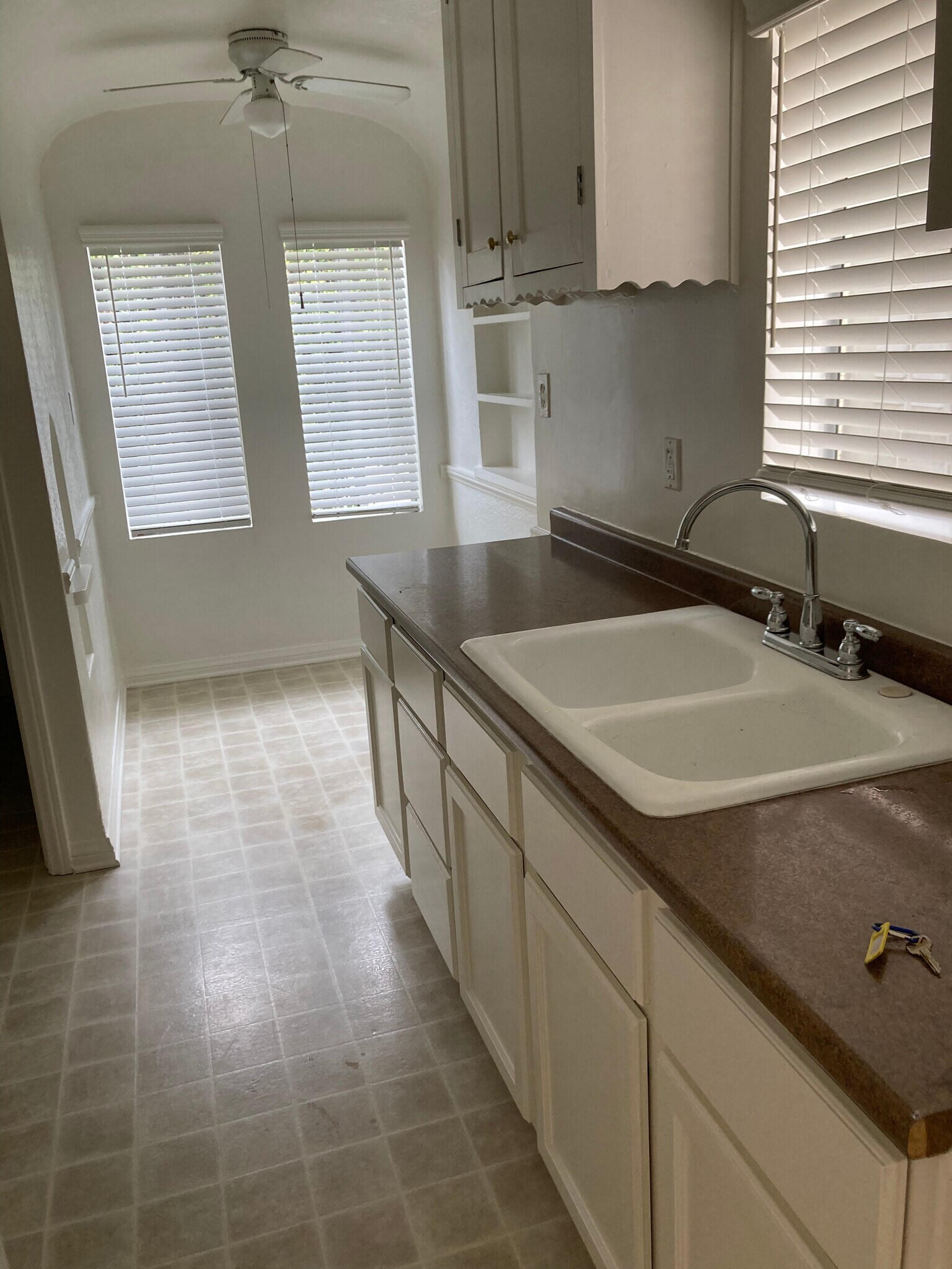 Kitchen/Dining Area - 934 W 9th St