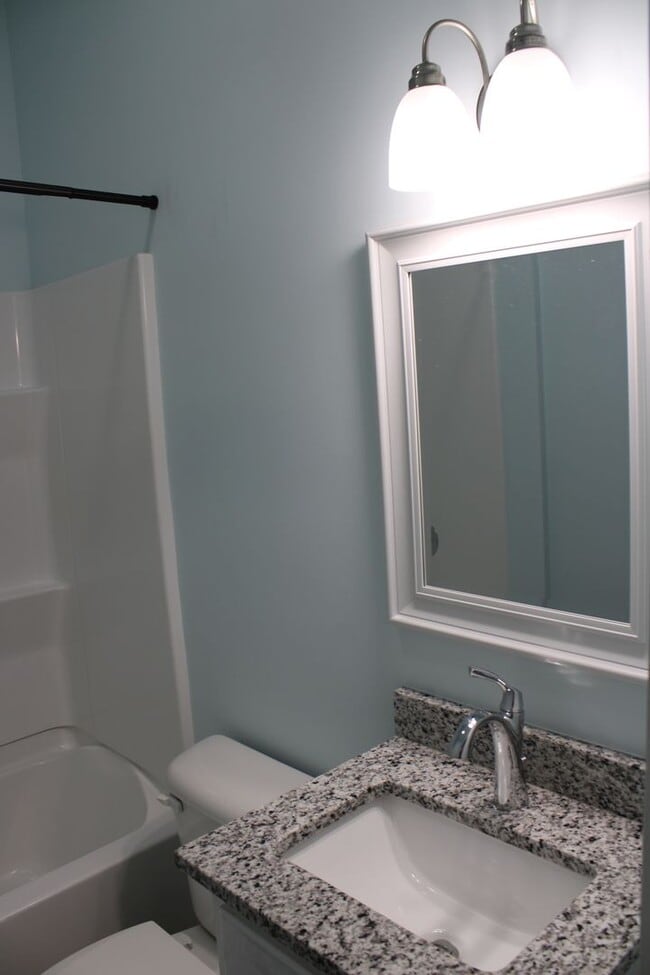 Building Photo - 404 Vance St NE