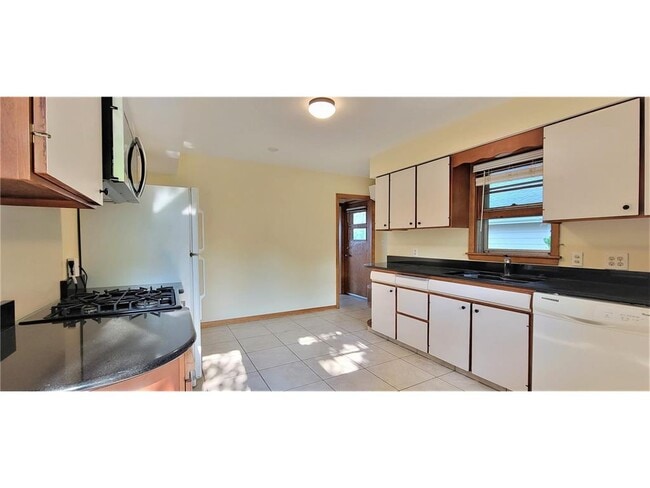 Building Photo - 2331 W Medicine Lake Dr