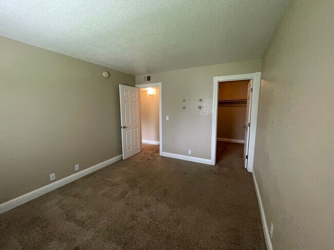 Building Photo - 2 Bedroom and 1 Bathroom South Reno Condo