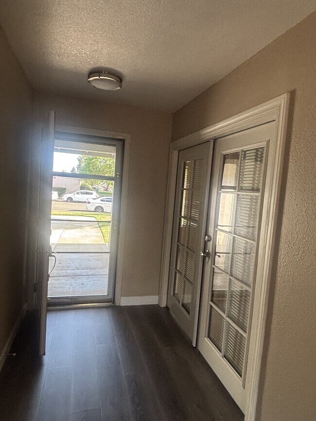 Building Photo - Riverbank 3 Bedroom 2 Bathroom Home