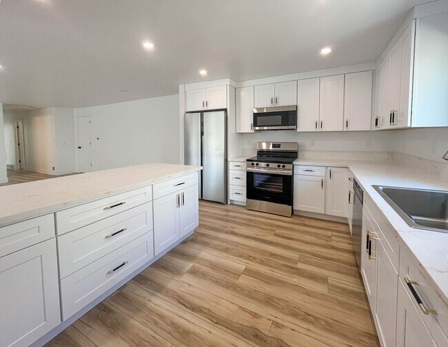 Building Photo - Charming NE Portland Apartment Near Parks, Shops & Transit
