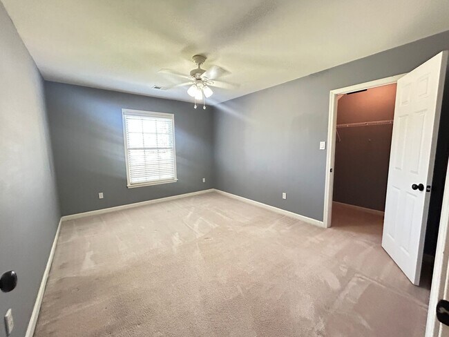 Building Photo - Beautiful Collierville home tucked away in...