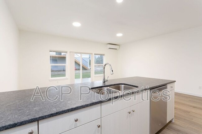 Building Photo - 2284 Brome St