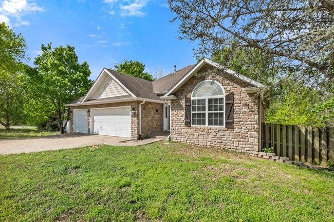 Building Photo - Charming 3-Bed, 2-Bath Home with 3-Car Garage & Fenced Yard