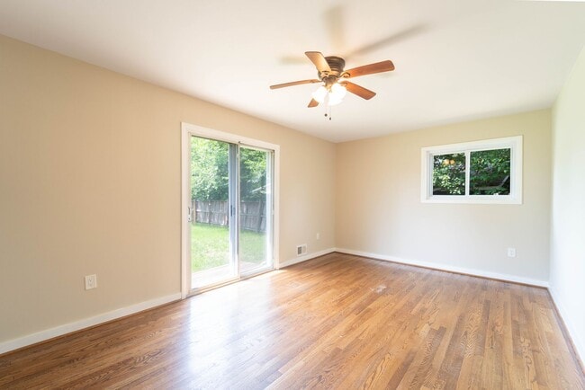 Building Photo - 5 BD 3 BA Oxon Hill, MD home is ideal for ...
