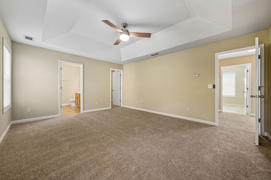 Building Photo - 4750 Ferncrest Pl