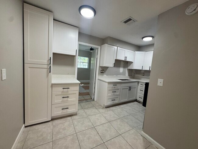 Building Photo - 8821 Dania Dr