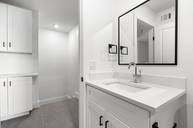 Building Photo - IN THE LOOP 2BD/1BA Brand New Finish Out /...