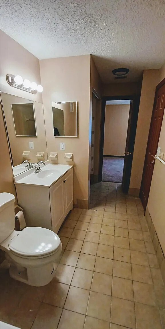 Building Photo - 2111 Oak Meadow Cir