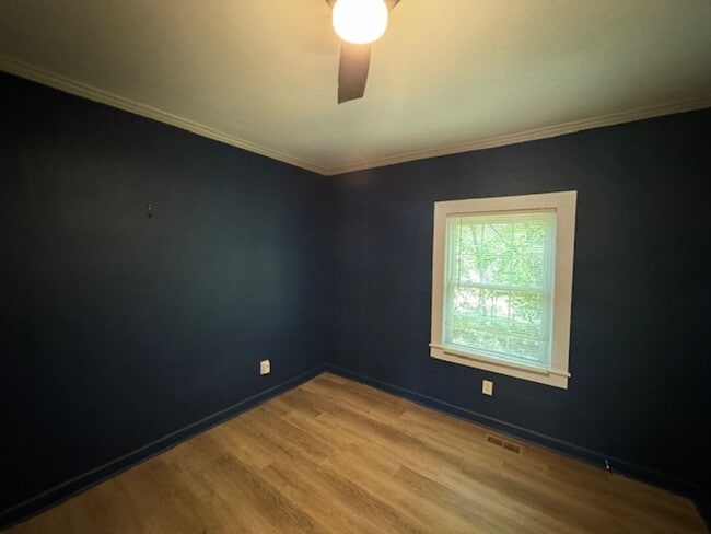Building Photo - Charming Hillsborough Ranch!