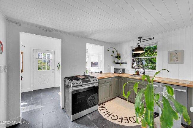 Primary Photo - 638 Parkside Ave