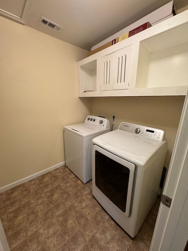 Building Photo - 4 bedroom 2.5 bathroom in Bellevue's Avondale Park neighborhood.  All bedrooms upstairs, open con...