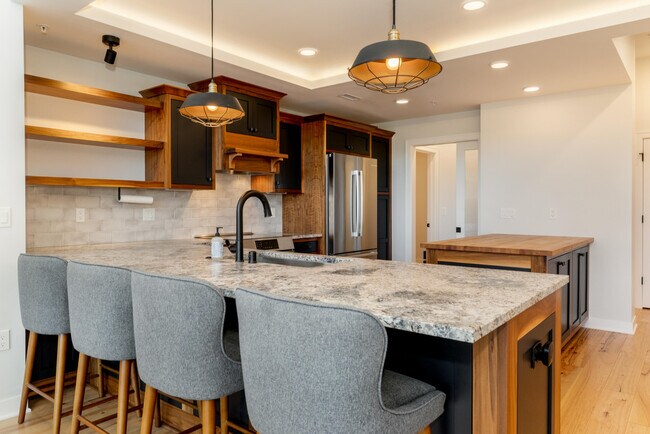 Building Photo - 215 E Pleasant St