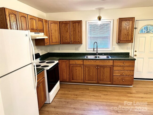Building Photo - 5589 Wrenn Dr