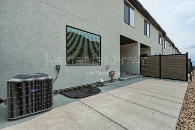 Building Photo - 371 E Levengrove Dr