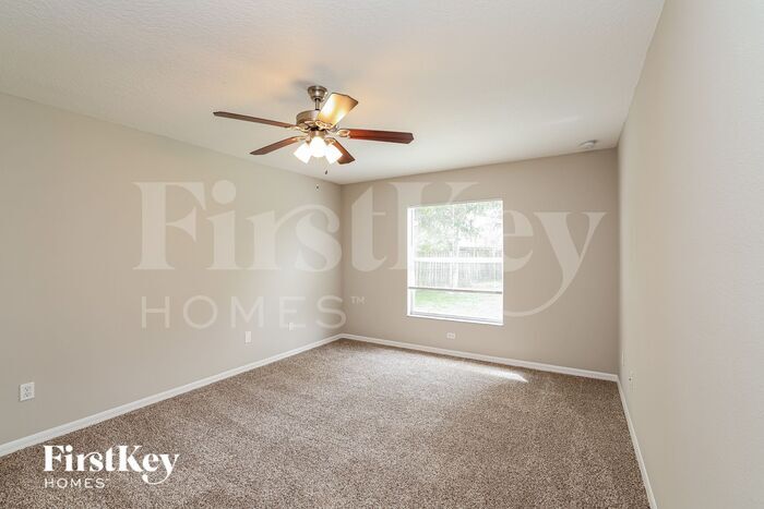 Building Photo - 422 SW Cherryhill Rd