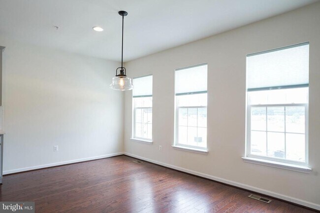 Building Photo - 2038 Twisted Oak Pl