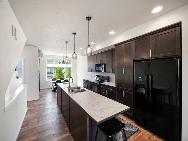 Building Photo - 2423 W Bridge Ave