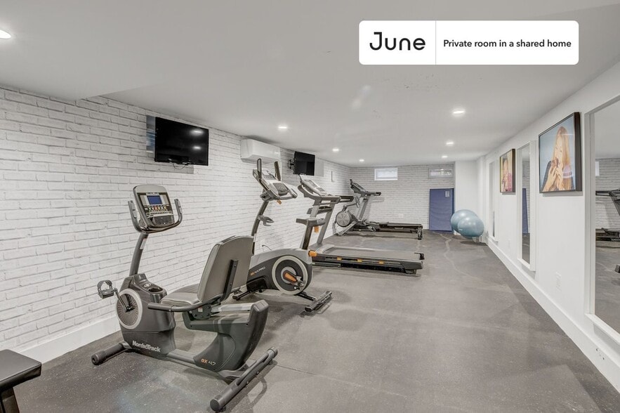 Building Photo - Enchanting ROOM at The Woodbine House