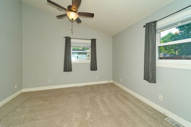 Building Photo - Charming 2 Bed Bungalow in Great SoBro Location!
