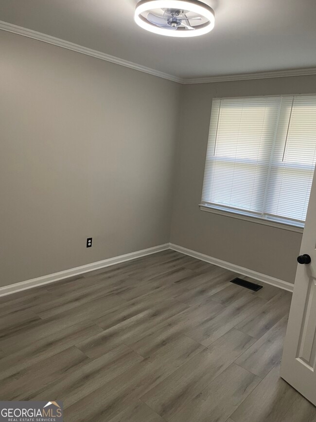 Building Photo - 1112 N Beddingfield Dr