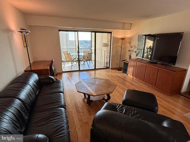 Building Photo - 5903 Mt Eagle Dr