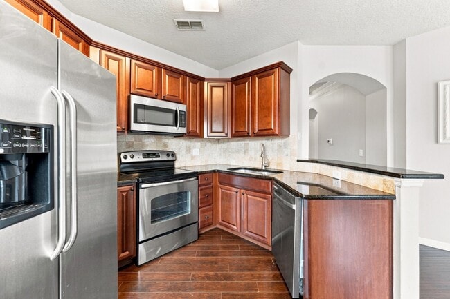 Building Photo - Absolutely Stunning 3 BR/2 BA/2 Car Garage Condo in gorgeous Gated New Tampa resort style community.