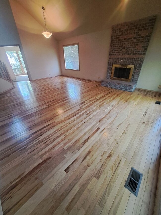 Building Photo - Stunning Home - Spacious Rooms !  Large yard