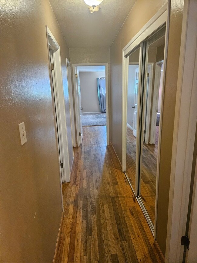 Building Photo - Large 3 bedroom in great location